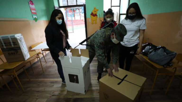 elecciones ecuador votaciones recinto electoral