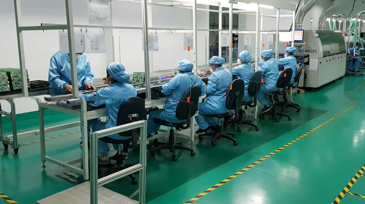 Un grupo de trabajadores en una planta de producción de televisores en Ecuador, en 2020. 
