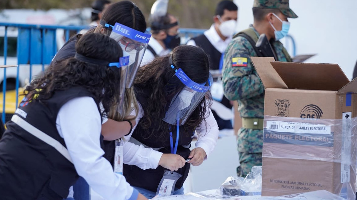 Miembros del CNE en Quito armaron el kit electoral para el voto en casa, el 5 de febrero de 2021.