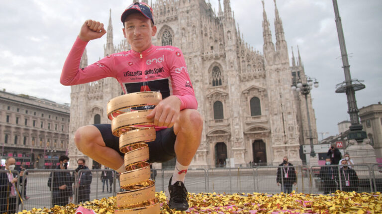 El ciclista británico Tao Geoghegan Hart, del equipo Ineos Grenadiers, celebra con el trofeo senza fine después de ganar el Giro de Italia, el 25 de octubre de 2020.