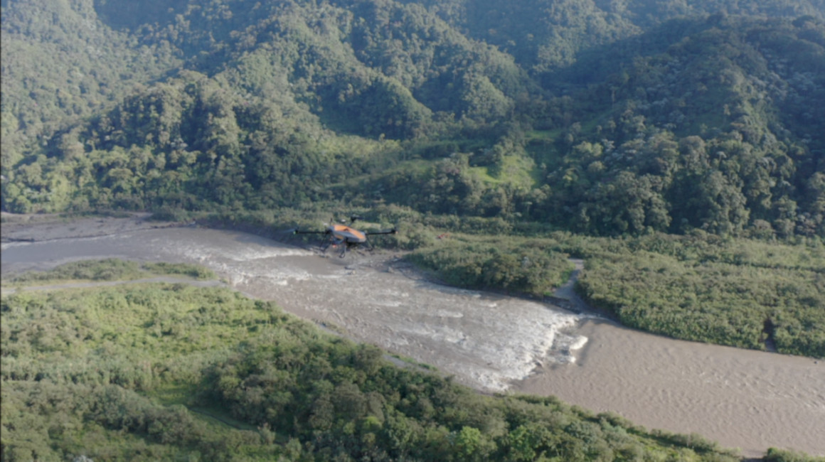 Un dron de Celec monitorea el fenómeno natural de erosión regresiva en las márgenes del río Coca, el 3 de febrero de 2021.