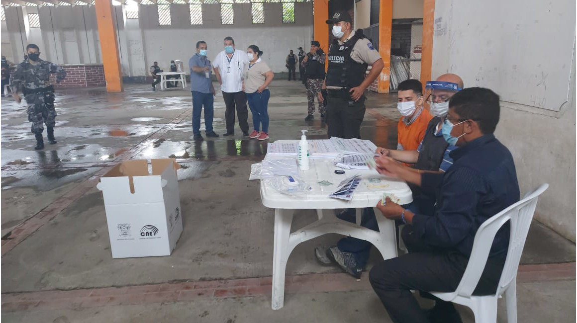 Delegados del Consejo Nacional Electoral coordinaron el voto de los presos en la Penitenciaría de Guayaquil, el 4 de enero de 2021.