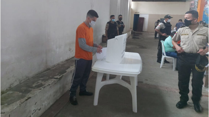 La mañana del 4 de febrero de 2021, más de 4 mil presos sin sentencia ejecutoriada votaron en las cárceles de Guayaquil.