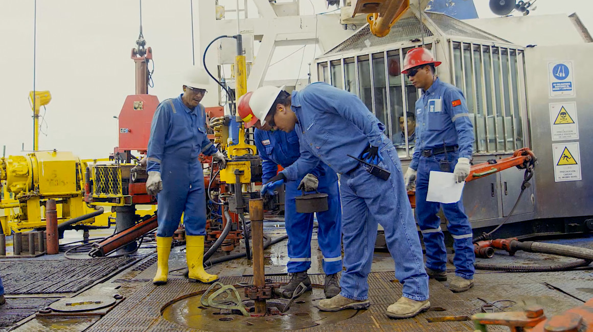 Personal de Petroecuador durante la perforación de un pozo petrolero, en 2019.
