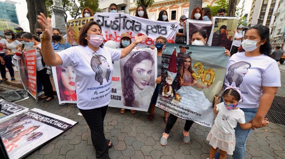 El 2 de febrero de 2021, un plantón exigió justicia en casos de asesinato y femicidio ocurridos en Ecuador.