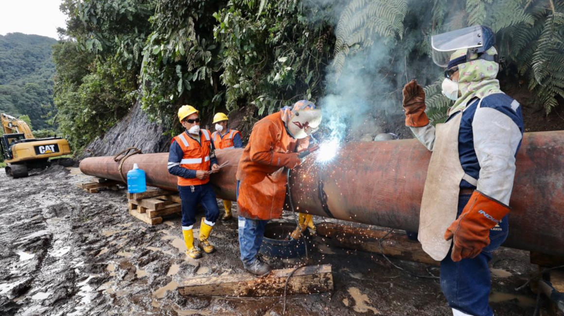 Personal de Petroecuador durante los trabajos de construcción de la quinta variante en el sector de San Luis, en Napo, el 31 de marzo de 2021.