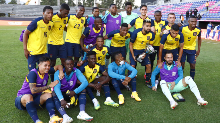 Los jugadores de Ecuador recibieron un trofeo simbólico por la victoria ante Bolivia, en el estadio Banco de Guayaquil, el lunes 29 de marzo de 2021.