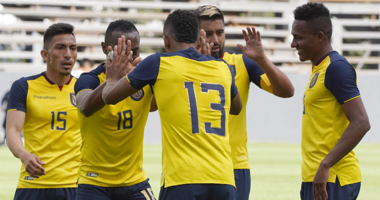 Los jugadores ecuatorianos celebran uno de los goles ante Bolivia, el 29 de marzo de 2021.