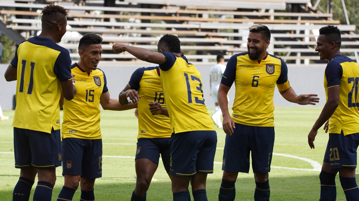 Los jugadores de Ecuador celebran el gol de Fidel Martínez ante Bolivia, en el partido que se jugó el lunes 29 de marzo de 2021, en el estadio del Independiente del Valle.