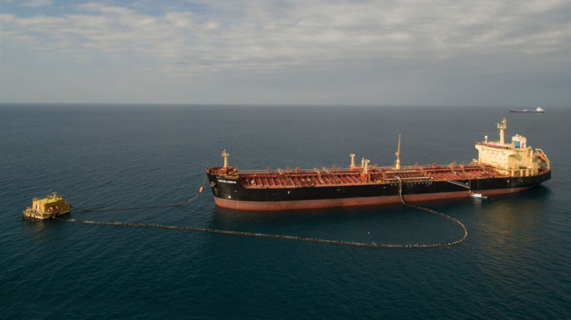 Una vista panorámica de un buque petrolero en costas de la provincia de Esmeraldas, en 2020.