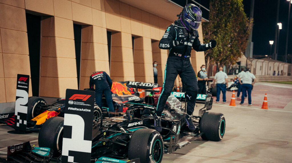 Lewis Hamilton se impone a Max Verstappen en el Gran Premio de Baréin