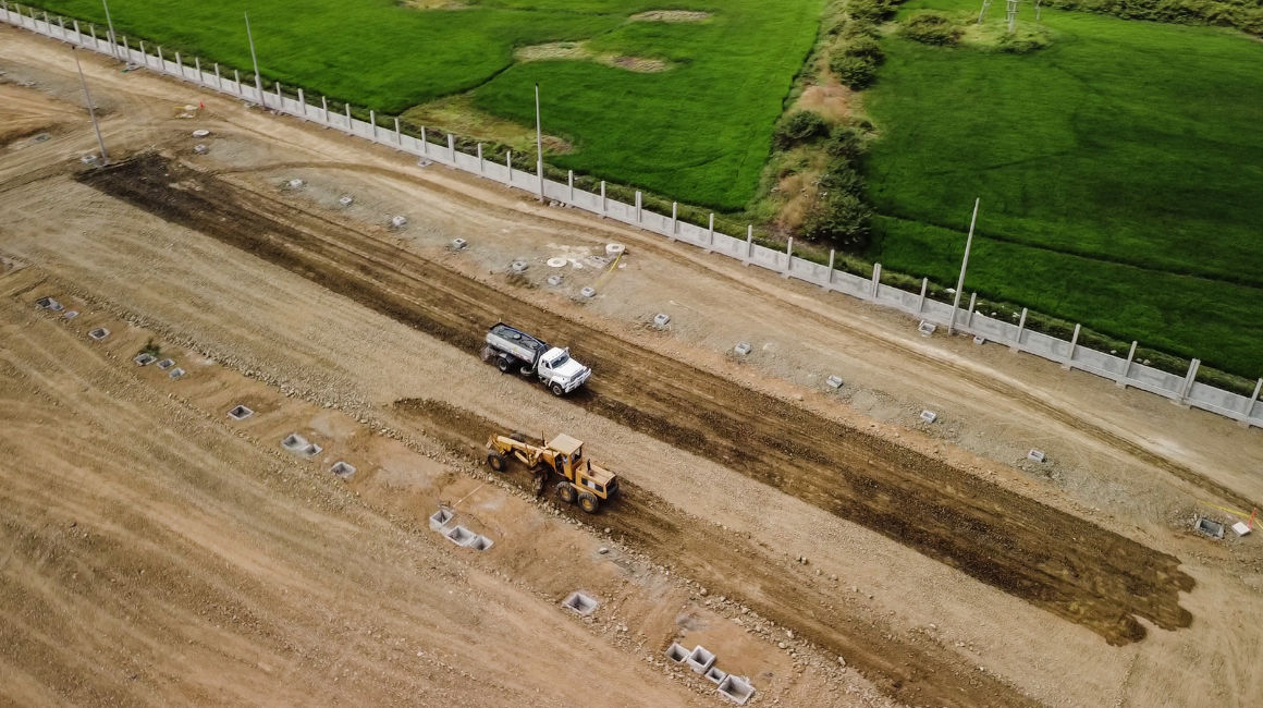 Camiones en una obra de bodegas corporativas en la Vía a Samborondón, en 2020. 