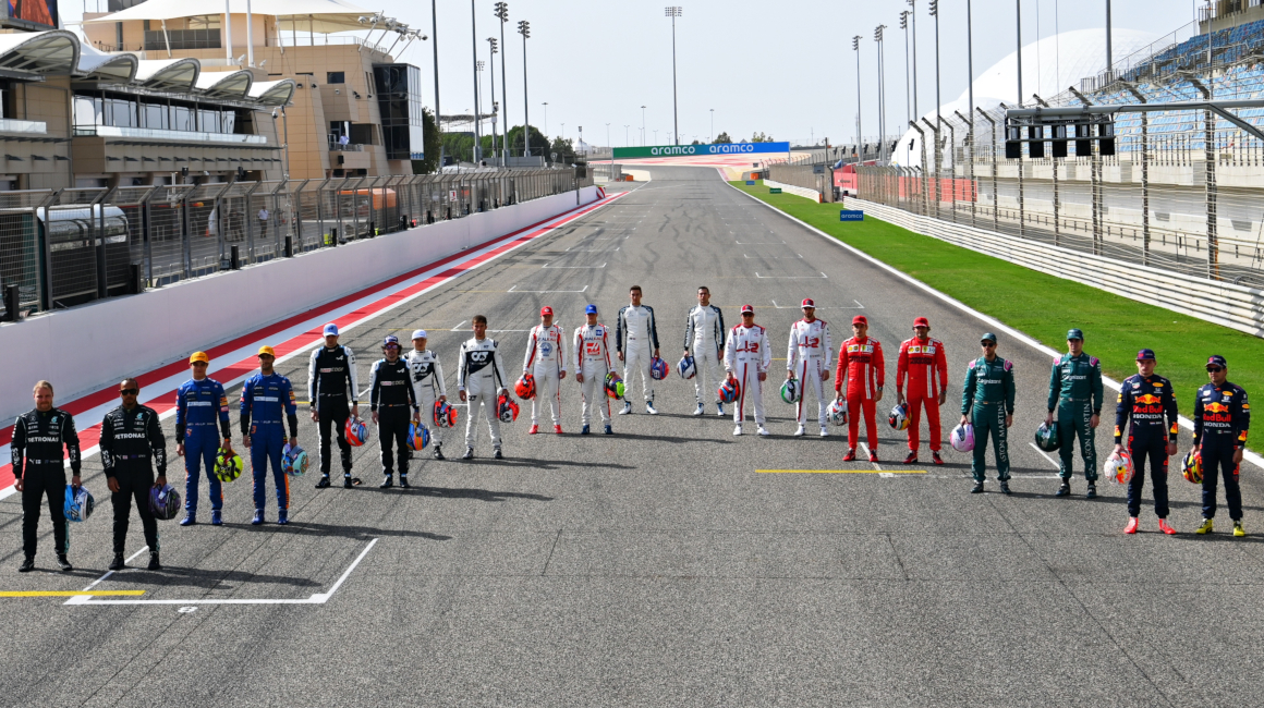 Los 20 pilotos que disputarán el Mundial de Fórmula 1 en 2021 posaron para la cámara en el circuito de Baréin, el 23 de marzo.