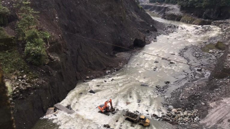 Personal de Celec durante los trabajos para ralentizar la erosión en el río Coca, el 24 de marzo de 2021.