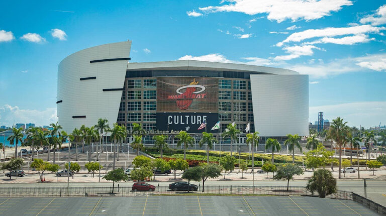 El coliseo American Airlines Arena está ubicado en la ciudad de Miami, Estados Unidos.