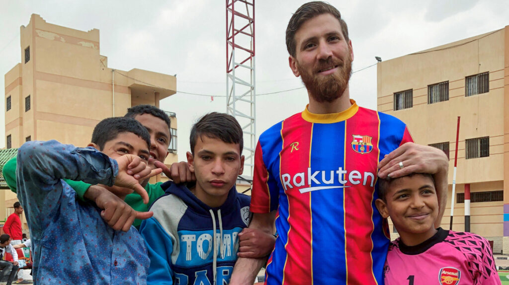 El parecido de un egipcio a Lionel Messi emociona a niños huérfanos