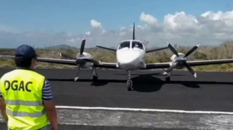 Imagen de la avioneta que fue abandonada en el aeropuerto de la Isla Isabela, el 8 de enero de 2021.
