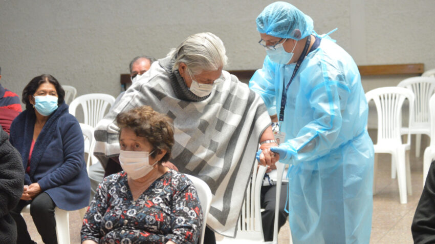 Una mujer de la tercera edad se prepara para recibir la vacuna contra el Covid-19, el 22 de marzo de 2021 en Cuenca.