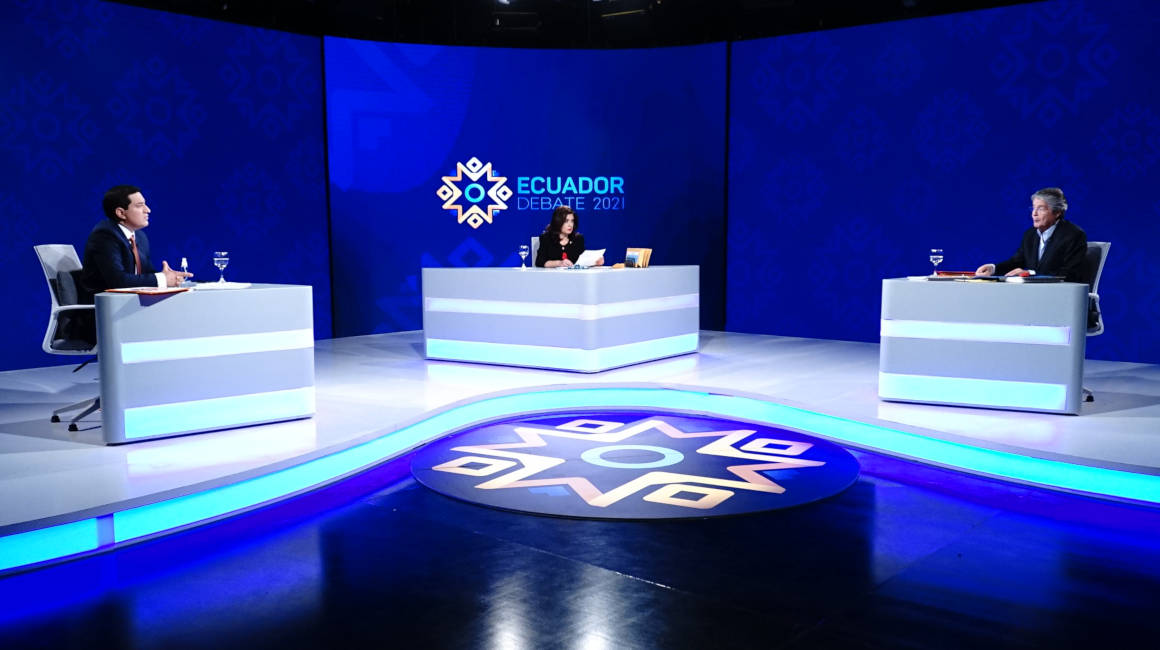 Andrés Arauz, del correísmo; la moderadora Claudia Arteaga, y Guillermo Lasso, de Creo durante el debate presidencial, 21 de marzo de 2021.