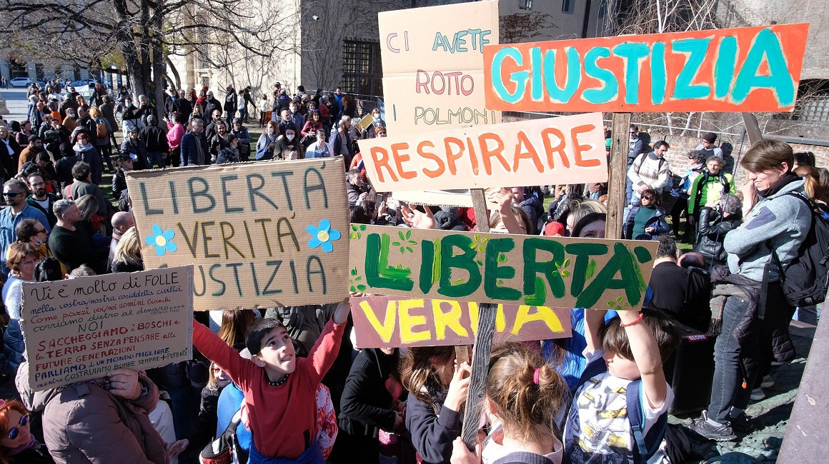 Decenas de personas protestaron en Turín y otras ciudades de Italia en contra del distanciamiento social y uso de mascarillas, el 21 de marzo de 2021. 