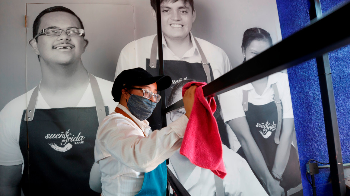 Fanny de Dios Ruiz, una trabajadora con síndrome de Down, labora en la cafetería 