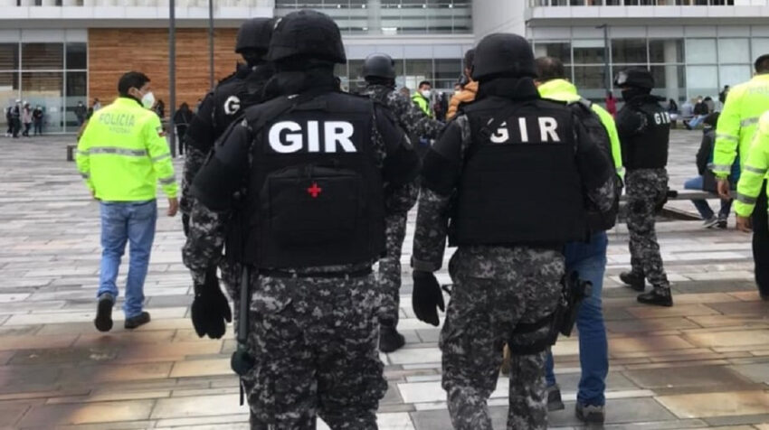 Foto referencial de miembros del GIR, de la Policía durante un allanamiento en marzo de 2021. 