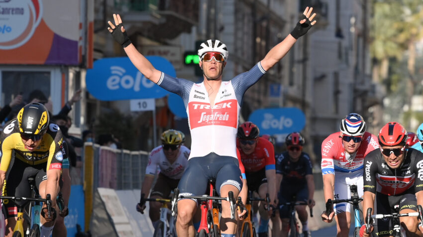 Jasper Stuyven, del Trek - Segafredo, cruza la línea de meta en primer lugar del monumento Milan-San Remo, el sábado 20 de marzo de 2021.