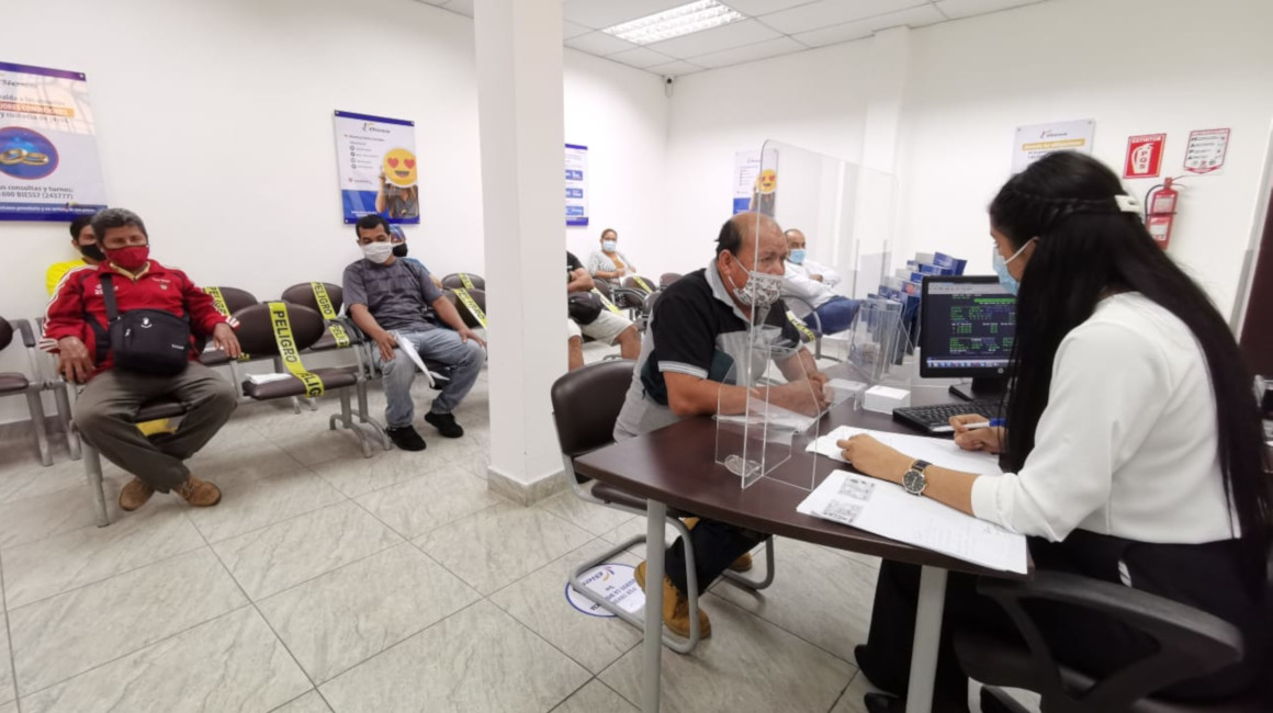 Usuarios del Biess son atendidos en una de las oficinas de la institución financiera en Quevedo, el 2 de marzo de 2021.