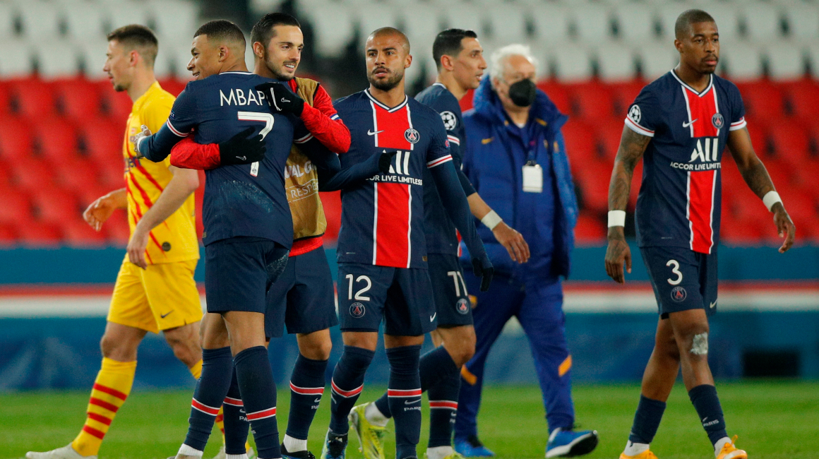 Los futbolistas del PSG celebran la clasificación a los cuartos de final de la Champions League, el 10 de marzo de 2021.