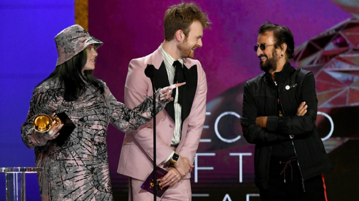 Billie Eilish, su hermano Finneas, y Ringo Starr comparten el escenario en la entrega de los Grammy de este 14 de marzo, luego de que el exbeatle les entregara el premio a "Canción del año.