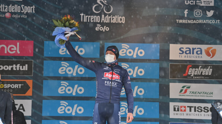 Mathieu Van der Poel celebra en el podio su victoria en la Etapa 5 de la Tirreno Adriático, el domingo 14 de marzo de 2021.