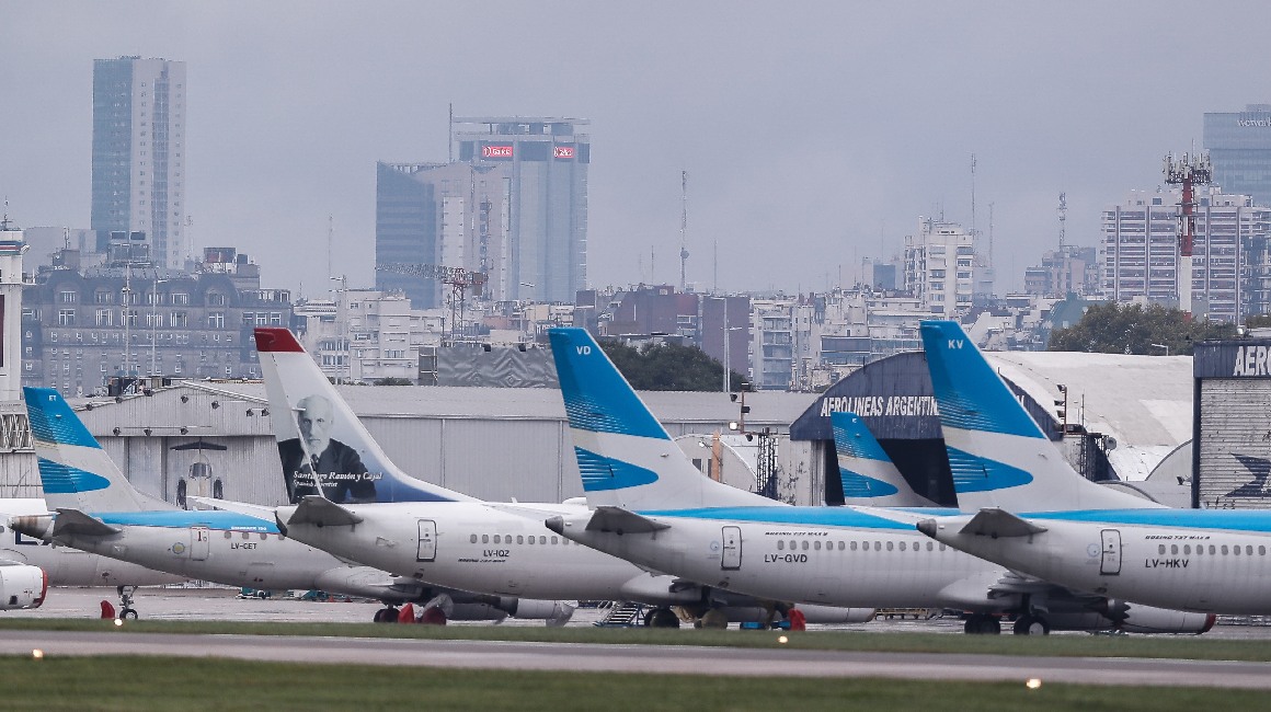 Varias aeronaves, detenidas en el aeropuerto de Buenos Aires, Argentina.