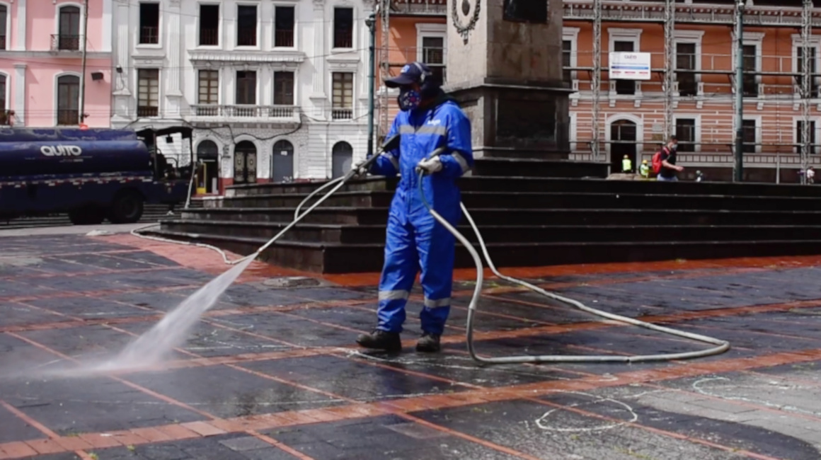Un trabajador de Emaseo limpia la Plaza de Santo Domingo, uno de los 'puntos húmedos' de Quito, el 18 de febrero de 2021.