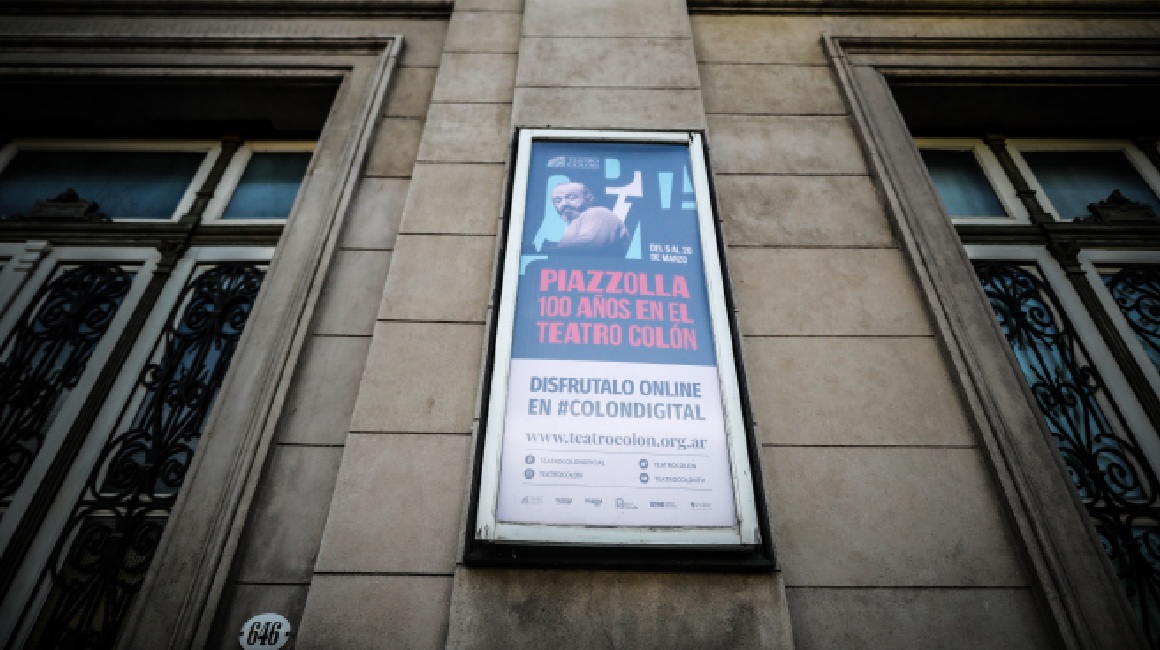 Vista de un cartel que invita a la celebración del centenario de Astor Piazzolla, en el frente del Teatro Colon de Buenos Aires, en Argentina.
