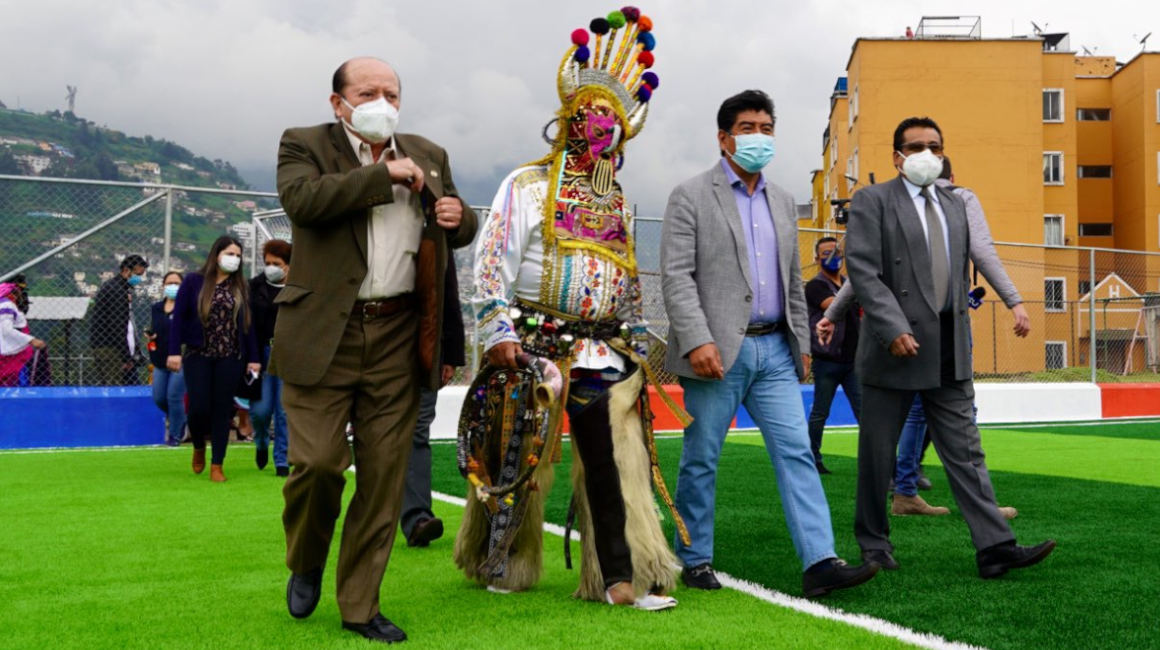 Jorge Yunda recorre la cancha sintética de la Ciudadela México, durante el acto de inauguración de la obra, el 11 de marzo de 2021.