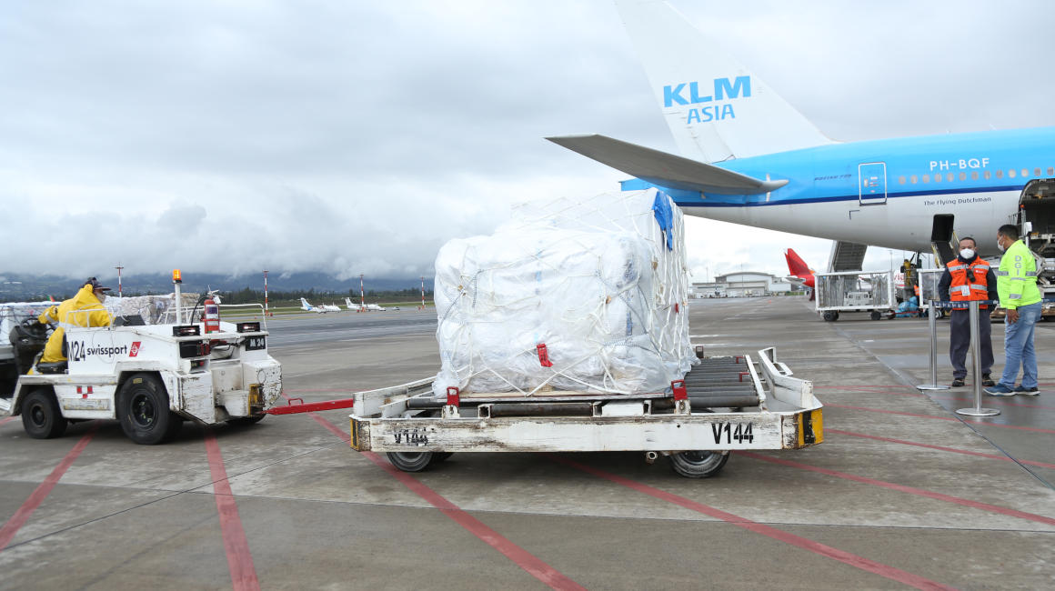 Entrega quinto cargamento 73.760 dosis vacuna Pfizer aeropuerto Quito