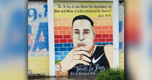 Mural con el rostro de alias "Junior", líder de la banda de Los Choneros, pintada en 2020 en El Triunfo, Guayas.