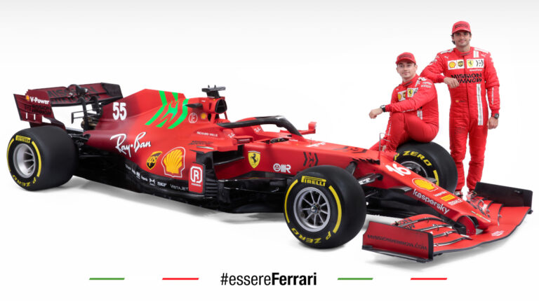 Los pilotos de Ferrari, Charles Leclerc y Carlos Sainz posan junto al monoplaza SF21, el miércoles 10 de marzo de 2021.