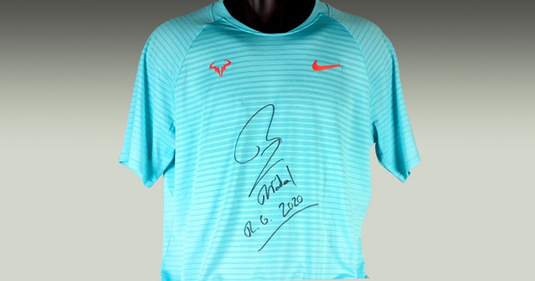 El tenista Rafael Nadal entregó una de sus camisetas de juego firmada.