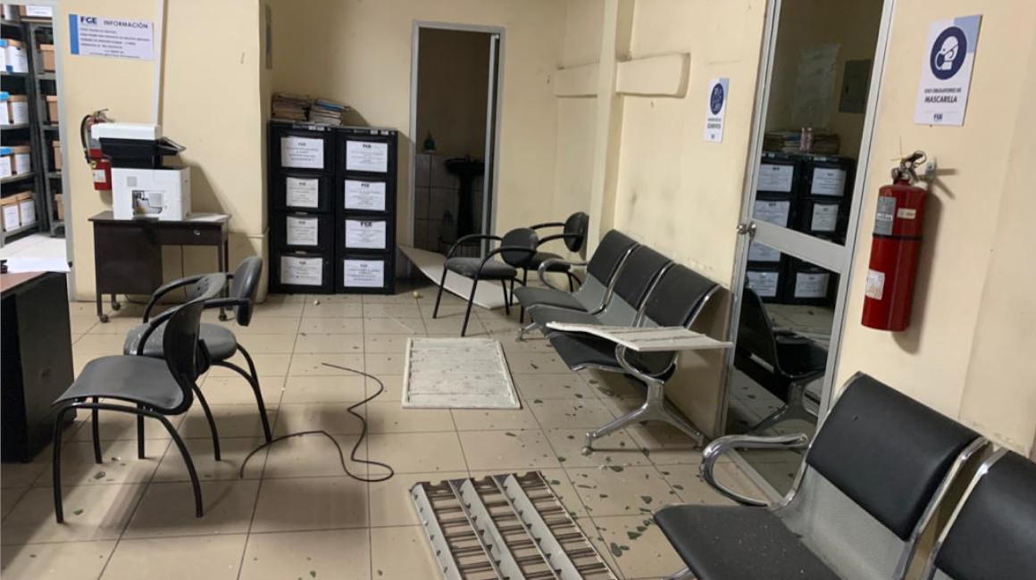 Dos artefactos explosivos provocaron daños en la Fiscalía de El Triunfo, Guayas, la madrugada del 10 de marzo de 2021.