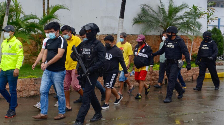 La Policía allanó las oficinas del SRI en Guayaquil y detuvo a nueve personas, el 9 de marzo de 2021.