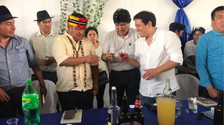 Jaime Vargas, Evo Morales y Andrés Arauz, celebrando en Bolivia, el 11 de noviembre de 2020.