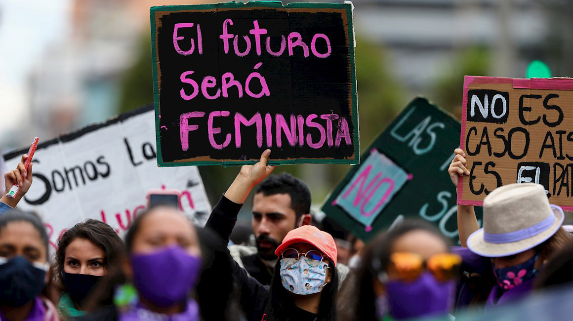 Decenas de mujeres marcharon en Quito este 7 de marzo de 2021, en conmemoración del Día Internacional de la Mujer.