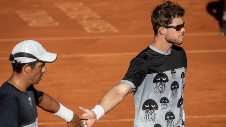 Los tenistas, Gonzalo Escobar (izq) y Ariel Behar (der), saludan en uno de los partidos del Abierto de Buenos Aires (Argentina), en marzo de 2021.