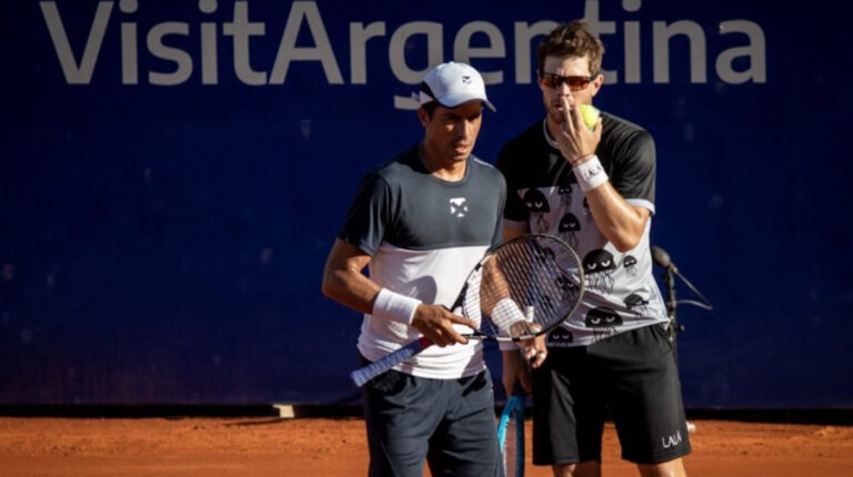 Los tenistas Gonzalo Escobar (izq) y Ariel Behar (der) durante el ATP 250 de Buenos Aires (Argentina), en marzo de 2021.