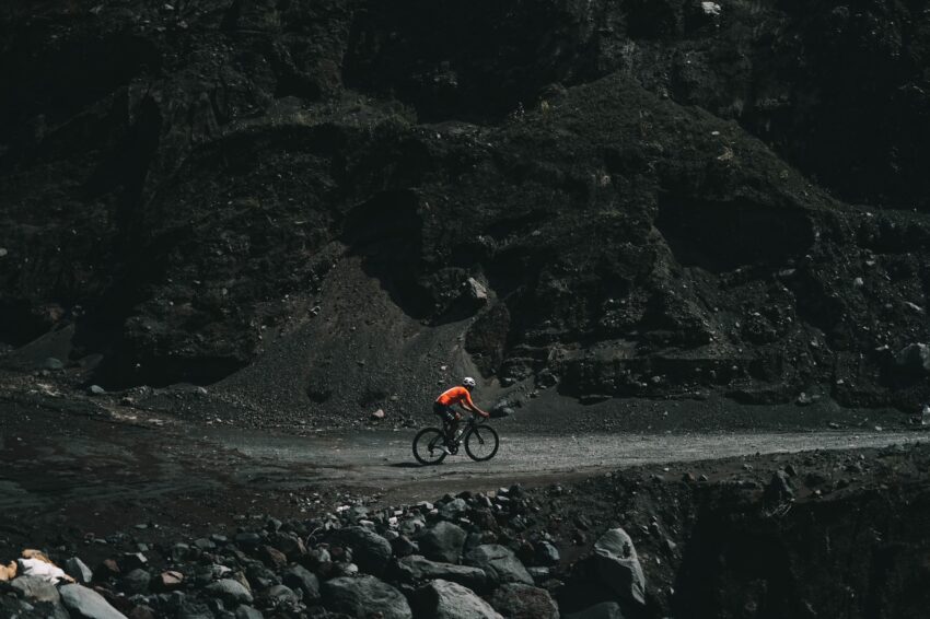 Richard Carapaz recorriendo las rutas del Ecuador en sus entrenamientos en 2021.