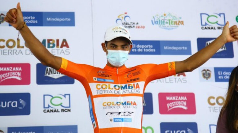 El ciclista Diego Camargo festeja su título de la Vuelta a Colombia, en noviembre de 2020.