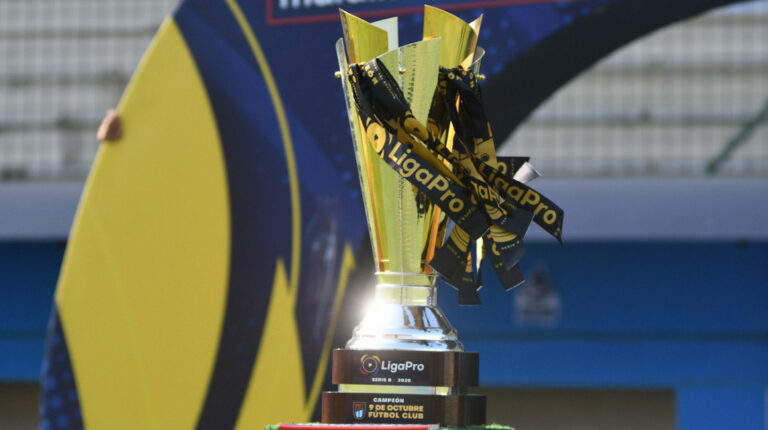 El trofeo de la Serie B 2020 que levantó como campeón el equipo guayaquileño 9 de Octubre.