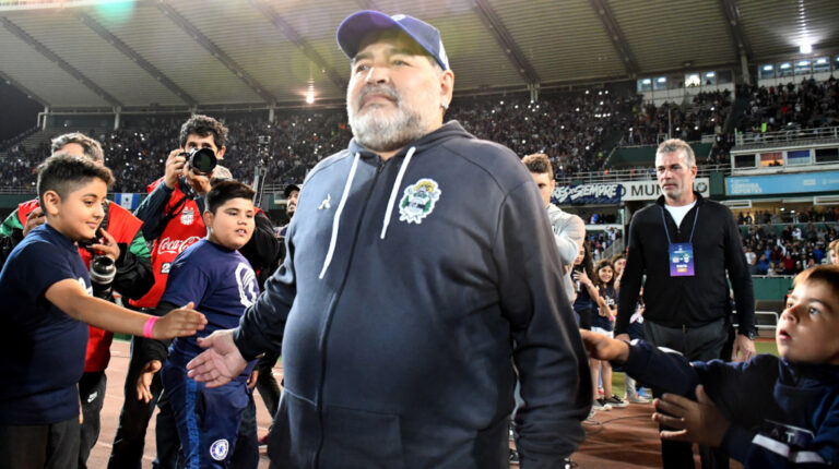 Conmebol Diego Maradona fue director técnico de Gimnasia y Esgrima de la Plata. Ese fue su último trabajo, antes de morir.