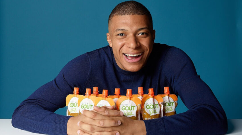 Mbappé posando con los productos de la marca Good Gout.